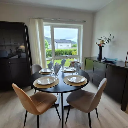 Lägenhet 3 Bedroom With Terrace And Free Parking